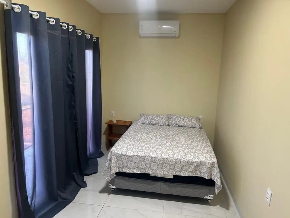 Suíte com cama de casal e ar-condicionado